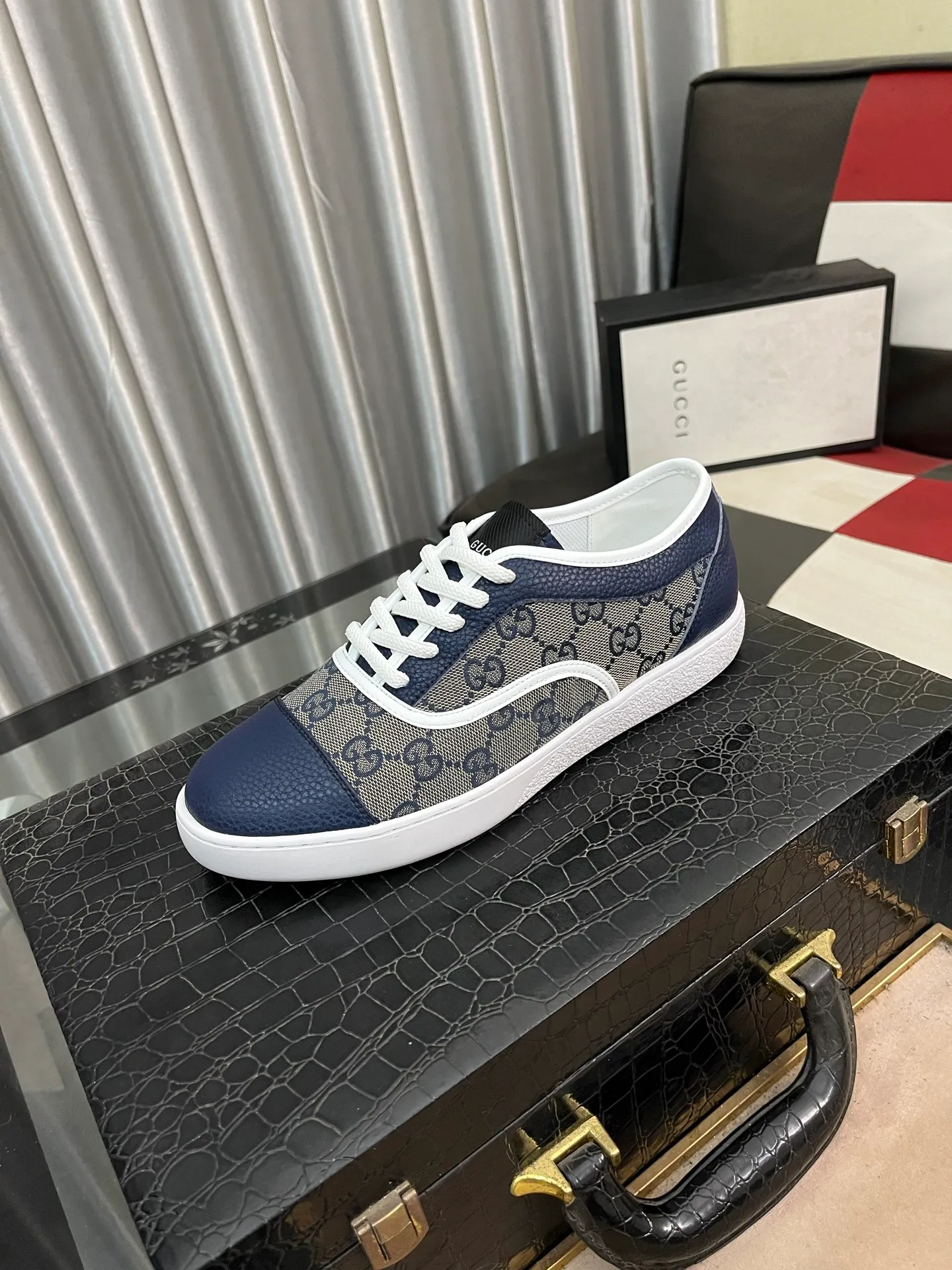 Men's shoes💰400⌚️⌚️[GUCCI] Gucci men's casual shoes are absolutely popular🔥The ultimate matching item for trendy men! The charm of super texture is unstoppable. This is the main recommendation. The upper is made of high-quality cowhide, with pig lining feet and wear-resistant rubber sole. It is noble and elegant! Extremely comfortable🎁🎁You can be as handsome as you want💪 Available in sizes 38-44 and 4️⃣colors available